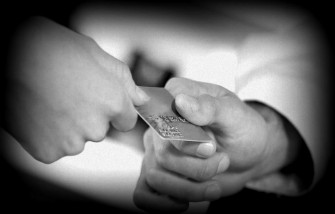 Con el plástico bajo el brazo