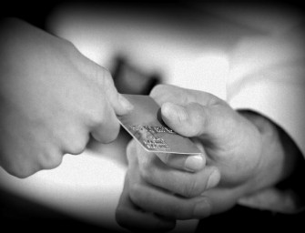 Con el plástico bajo el brazo